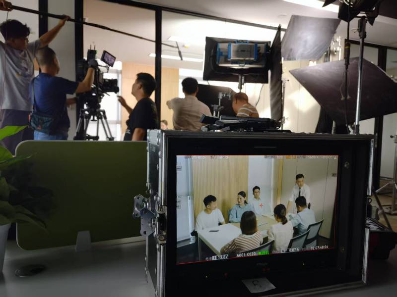 南岗区TVC拍摄公司：科技产品视觉化大师，诠释未来感与功能美学